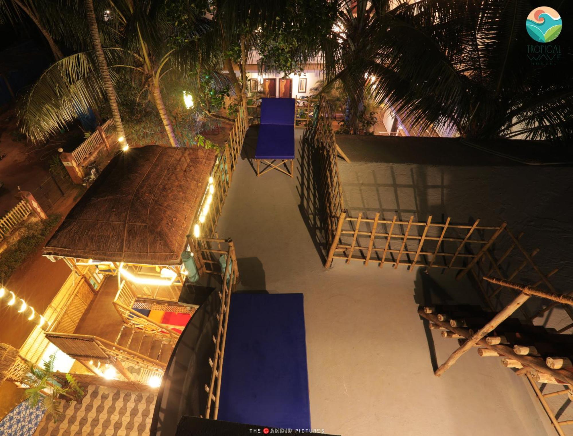 Tropical Wave Hostel Morjim Goa Exterior foto